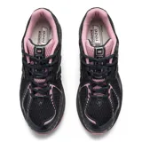 Championes New Balance modelo 1906R, color negro con detalles en rosa.