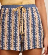 Conjunto de pijama short doll con estampado de Garfield, compuesto por una blusa de manga corta con cuello solapa contrastante y botones, y un short con cintura elástica.