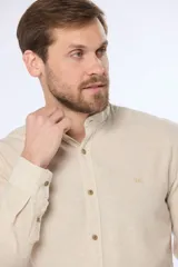 Camisa negra de lino con cuello mao y manga larga.