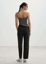 Pantalón de vestir gris con pinzas, tiro medio, diseño recto y largo.