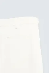 Pantalón chino de vestir negro, corte slim fit, con bolsillos laterales y traseros. Cierre frontal con cremallera y botón.