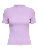 Camiseta de punto acanalado color lila, con cuello perkins con volados y mangas cortas.