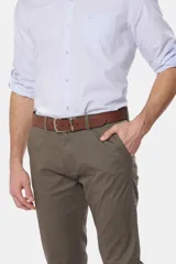 Pantalón de vestir azul marino, de corte recto, con bolsillos laterales y traseros. Se ajusta a la cintura con cinturón de cuero marrón.