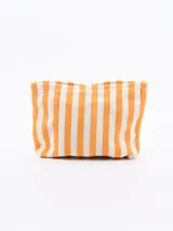 Neceser rectangular con estampado a rayas verticales color naranja y blanco.