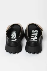 Sandalias negras de cuero sintético con plataforma track.