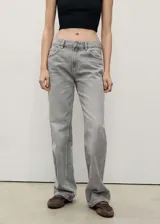 Pantalón de jean gris, de tiro medio, corte recto y cinco bolsillos.