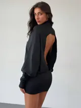 Minivestido negro con cuello alto, mangas largas abullonadas y espalda descubierta.