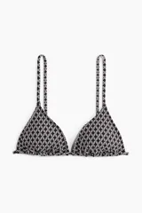 Top de bikini triangular con estampado geométrico en blanco y negro. Tiene tirantes finos ajustables y copas con relleno extraíble.