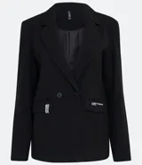 Blazer negro de poliéster y viscosa, de corte alargado, con cuello solapa, manga larga, doble botón frontal y bolsillos con solapa.