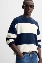 Sudadera de hombre de tejido rizo, corte holgado, con cuello redondo, manga larga y diseño a rayas horizontales en azul marino y blanco.