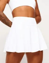 Pollera short deportiva negra con short interno y bolsillos laterales.