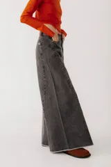 Pantalón jean color borgoña, de corte wide leg y tiro alto.