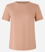 Remera celeste de media malla con cuello redondo y mangas cortas dobladas.