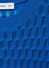 Buzo de punto fino calado color azul eléctrico, de manga corta y cuello redondo. Diseño entallado.