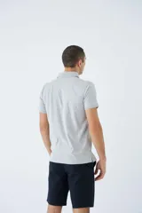 Polo de jersey color bordó, de manga corta, con logo bordado y fit regular.