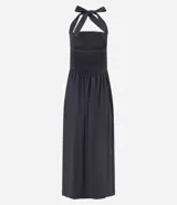 Vestido midi negro de tricolina con escote recto, sin estampa, fruncido en la cintura y lazo en el cuello.