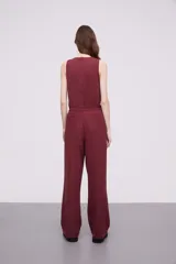 Pantalón de vestir color bordó, de corte recto y tiro medio.