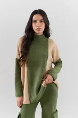Conjunto de sweater y pantalón con estampado animal print. El sweater es de corte holgado, con cuello alto y mangas largas. El pantalón es Oxford, con corte acampanado.