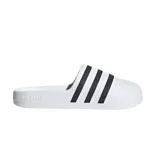 Ojotas Adidas Adifom Adilette blancas con tres tiras negras horizontales en la parte superior.