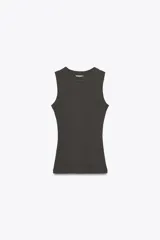 Musculosa negra ajustada al cuerpo, con cuello redondo y sisas amplias.
