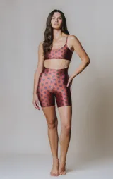Calza corta tiro alto de cintura ancha con elástico fino en la parte superior. Tejido suave de alta elasticidad con un leve brillo satinado y estampado que se adapta al cuerpo como una segunda piel.