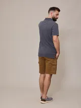Remera polo marrón de piqué de algodón con cuello clásico y tapeta de dos botones. Logo bordado en el pecho. Corte clásico.