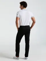 Pantalón chino para hombre con bolsillos delanteros diagonales, cierre y botón en la cintura. Logo bordado a tono. Confeccionado en 98% algodón y 2% elastano para mayor confort y flexibilidad.