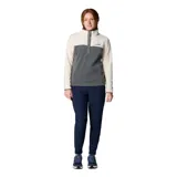 Buzo polar Columbia Benton Springs para mujer, de corte clásico, con cuello alto y cierre parcial con botones a presión. Diseño en bloques de color: blanco en la parte superior y gris en la inferior.