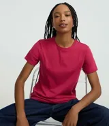 Remera tipo t-shirt de algodón, color beige claro, con cuello redondo y mangas cortas dobladas.