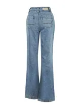 Pantalón de jean azul de tiro alto, corte bootcut y bolsillos delanteros con costuras decorativas.