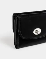 Billetera cuadrada de cuerina color negro con cierre de broche metálico. Cuenta con compartimentos para tarjetas y billetes.