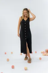 Vestido midi de lino en color verde seco, con escote en V, diseño sin mangas y cierre frontal con botones de madera. Presenta un corte recto y fluido con una abertura frontal en el bajo.