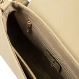 Bandolera color verde de cuero sintético con correa regulable y herrajes dorados. Tiene un compartimento principal con cierre de solapa, un bolsillo interno con cierre y dos bolsillos abiertos.