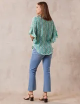 Blusa de gasa estampada con cuello a la base, abertura central con botones y mangas cortas con volados.