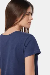 Remera azul de algodón y poliéster, de corte recto, cuello redondo y manga corta.