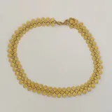 Collar dorado de acero quirúrgico hipoalergénico con baño en oro 18K. Formado por eslabones circulares con diseño de flor.