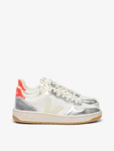 Zapatillas Veja V-10 de cuero color plata y blanco, con logo lateral en beige y detalle naranja en el talón.