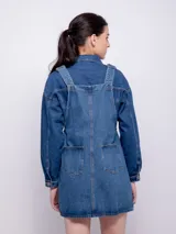 Jumper de jean negro con tiras regulables y tres bolsillos.