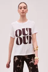 Remera blanca de algodón con estampado de la frase 'Oui Oui' en color marrón. Corte recto y holgado, largo a la cadera.