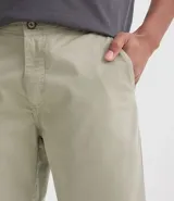 Bermuda masculina de sarga color rosado, con corte recto y bolsillos laterales.