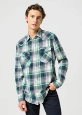Camisa Wrangler de hombre a cuadros verdes, azules y blancos, de manga larga, con dos bolsillos frontales con cierre de botón y cuello americano.