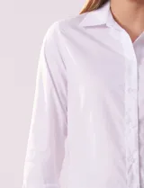 Camisa blanca de algodón, marca Zac & Rachel, con cuello a la base con solapa y escote en V, manga larga con puño y botón.