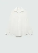 Camisa blanca de algodón con cuello camisero, manga larga con puños abotonados y cierre frontal con botones.