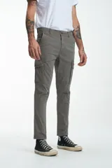 Pantalón cargo de gabardina negra con bolsillos laterales y efecto teñido.