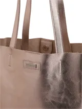 Bolso tipo tote bag color rosa metalizado, con doble asa de hombro y bolsillo lateral.