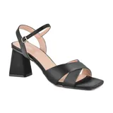 Sandalias de vestir color rosa claro, con tiras cruzadas en el empeine, pulsera al tobillo con hebilla y taco geométrico.