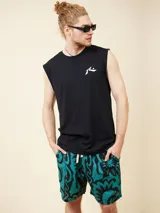 Bermuda de algodón con estampado color verde y negro, de corte cómodo y con bolsillos laterales.