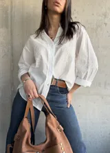 Camisa blanca de manga 3/4 con bordado floral.