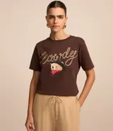 Remera alargada de algodón color marrón, con cuello redondo, mangas cortas y estampa frontal de un oso con sombrero de cowboy y la palabra "Howdy" escrita con una cuerda.