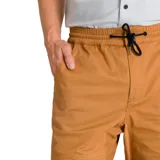 Short cargo color beige con bolsillos laterales y traseros, cierre con cremallera y botón, cintura elástica con cordón. Etiqueta tejida con logo CAT en el bolsillo izquierdo.
